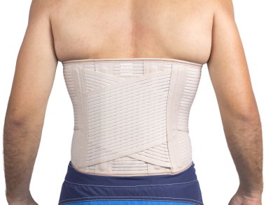 genç bir adam arkasında bandaj