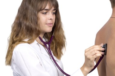 bir kadın doktor boynunda steteskop