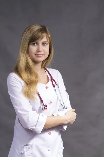 Médecin femme avec stéthoscope sur le cou — Photo