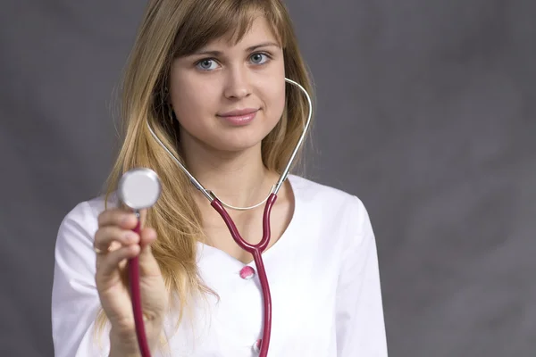 Doktor kadın boyun stetoskop ile — Stok fotoğraf