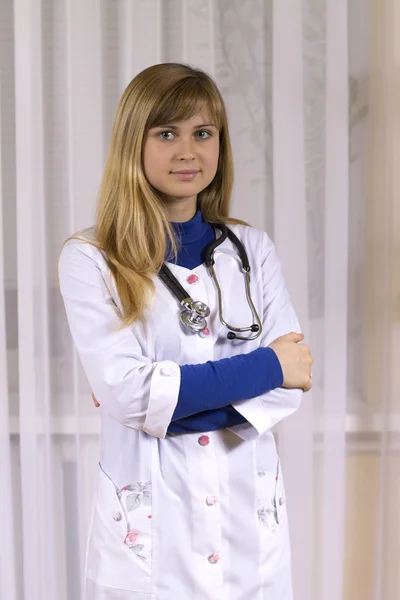 Beau médecin avec stéthoscope sur le cou dans le bureau — Photo