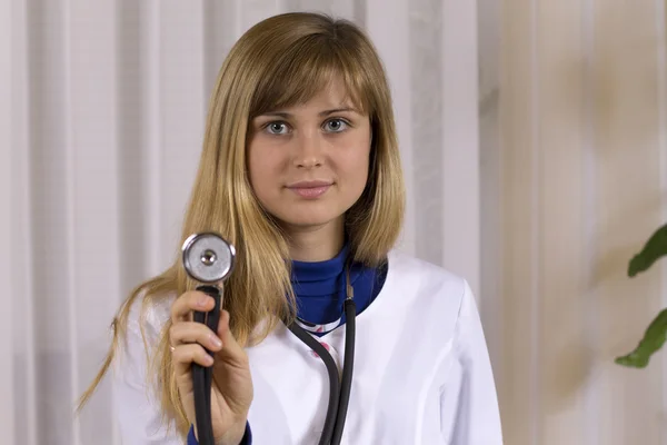 Doktor terapist bir stetoskop boyun ile kabine — Stok fotoğraf