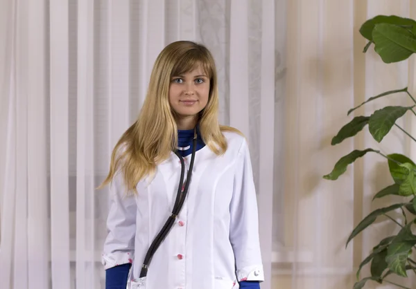 Beau médecin avec stéthoscope sur le cou dans le bureau — Photo