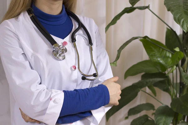 Médecin thérapeute avec stéthoscope au bureau — Photo