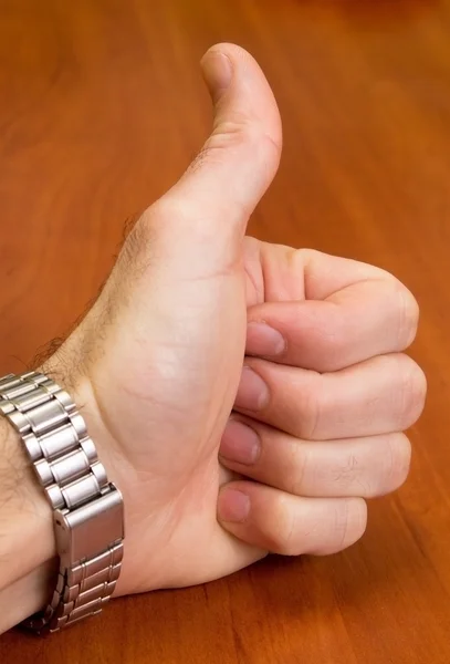 Señal de mano OK sobre fondo de madera roja — Foto de Stock