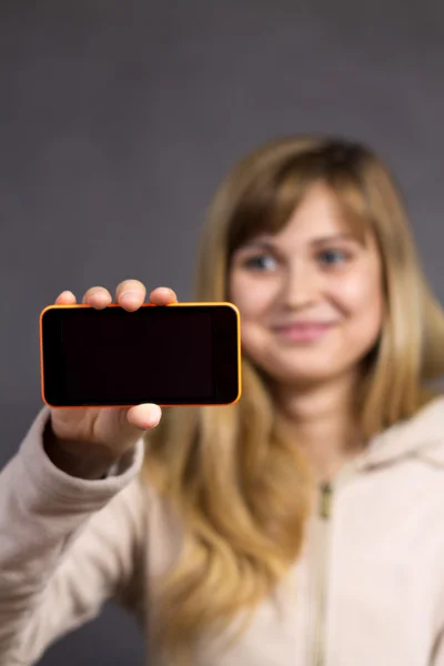 Elinde bir telefon ile genç kız — Stok fotoğraf