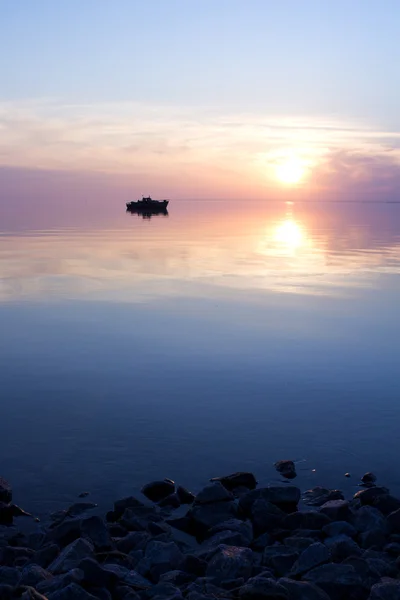 Gün batımında kayan bir teknenin siluet — Stok fotoğraf