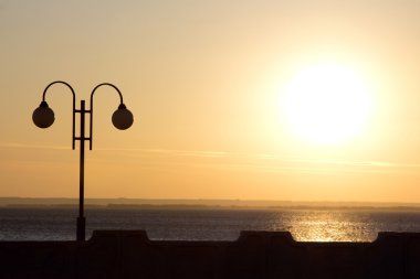 sokakta deniz kenarında on Sunset