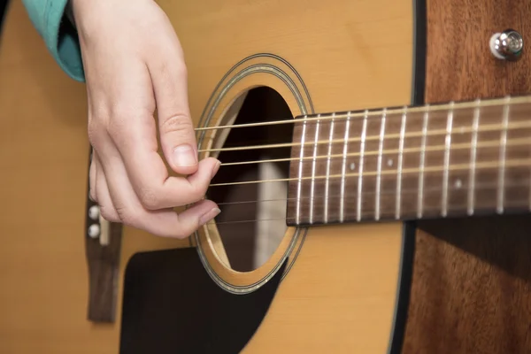 Dziewczyna gra na gitarze — Zdjęcie stockowe