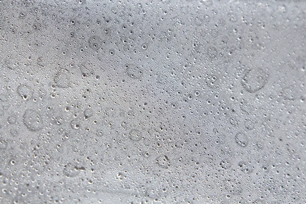 Gotas de agua sobre una superficie lisa — Foto de Stock