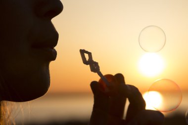 güzel genç kız blow bubbles niteliğine