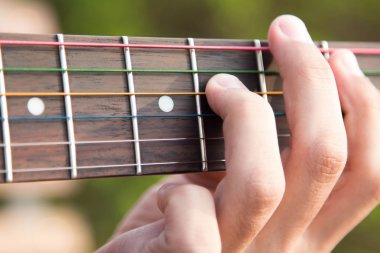 doğada gitar çalmak