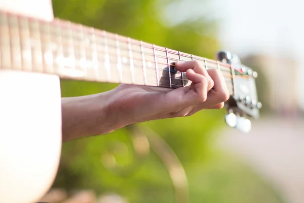 Spaziergang im Park mit der Gitarre — Stockfoto