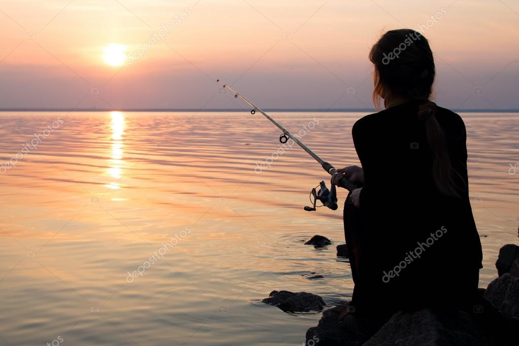 https://st2.depositphotos.com/2589735/7069/i/950/depositphotos_70696071-stock-photo-young-girl-fishing-at-sunset.jpg