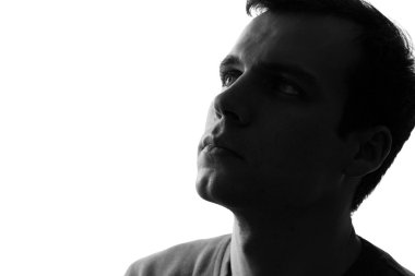 siyah-beyaz üzgün bir adam portresi