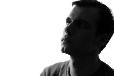 Beyaz bir arka plan üzerinde üzgün adam siluet