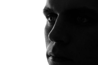 siyah-beyaz üzgün bir adam portresi