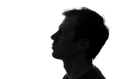 siyah-beyaz üzgün bir adam portresi