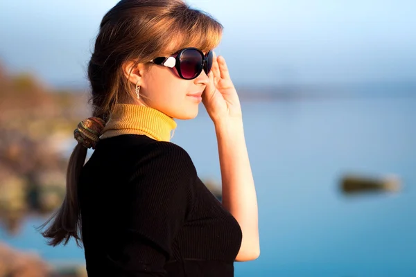 Mooi meisje in zonnebril op het strand — Stockfoto