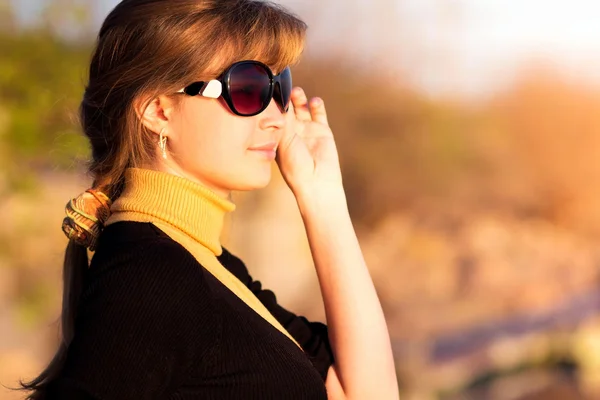 Mooi meisje in zonnebril op het strand — Stockfoto