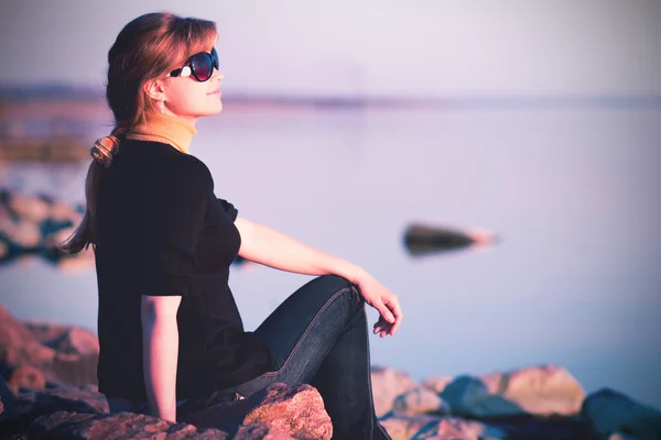 Porträtt av en vacker flicka i solglasögon på Älvstranden — Stockfoto