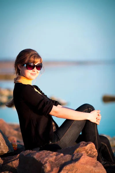 Portrait of a beautiful girl in sunglasses on the river bank — Stock Photo, Image