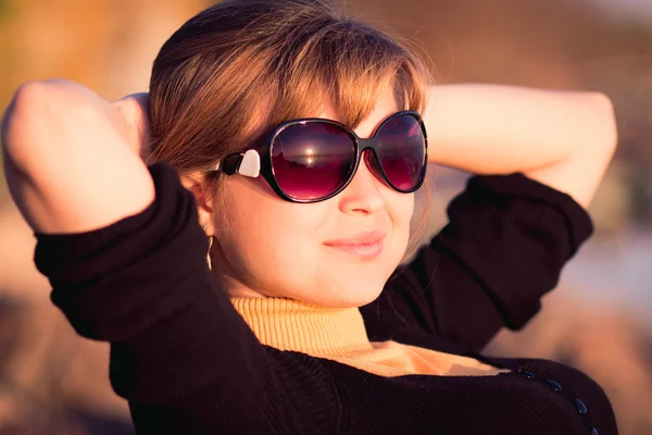 Portret van een mooi meisje in zonnebril op de rotsen — Stockfoto