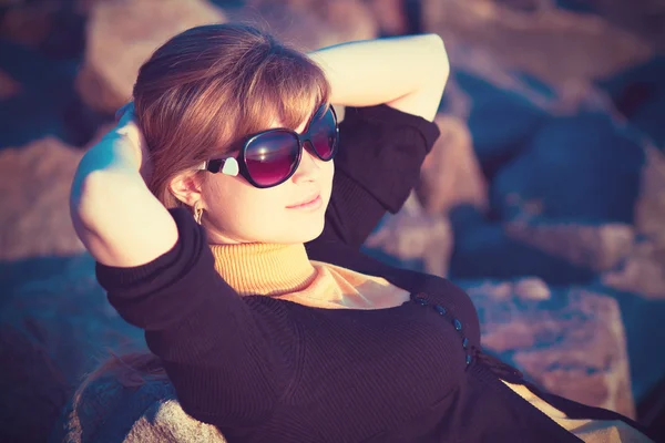 Vintage foto av en vakker jente i solbriller – stockfoto