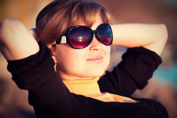 Porträt eines schönen Mädchens mit Sonnenbrille auf den Felsen — Stockfoto