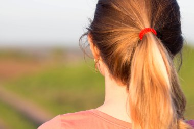 spor için bir at kuyruğu saç modeli ile kız