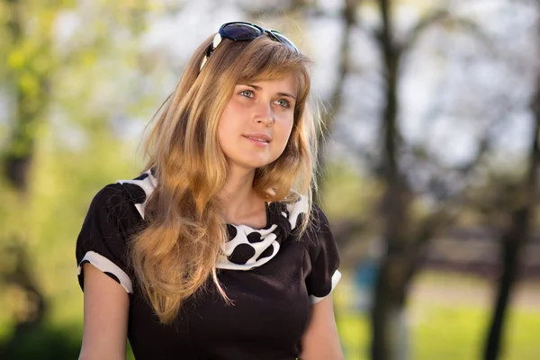 Portrait of a beautiful girl on nature — Stock Photo, Image