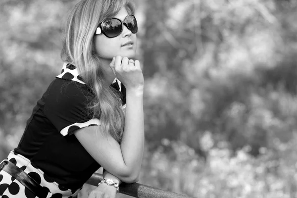 Černobílý portrét krásné holčičky v brýle — Stock fotografie