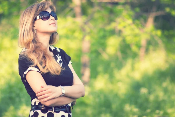 Portrait vintage d'une belle fille en lunettes de soleil — Photo