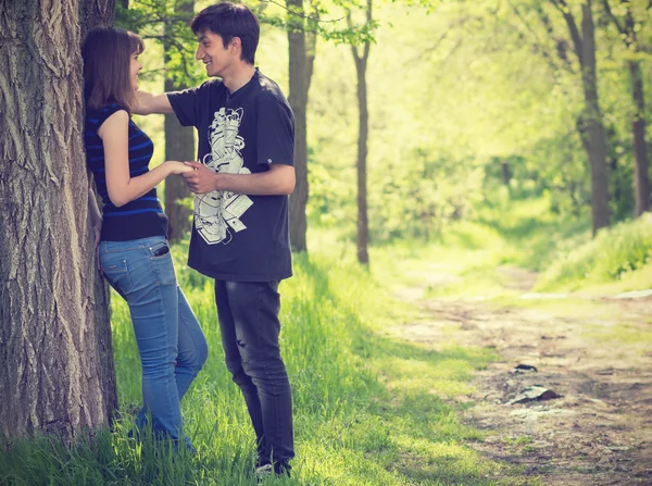 Casal amoroso perto de uma árvore na primavera — Fotografia de Stock