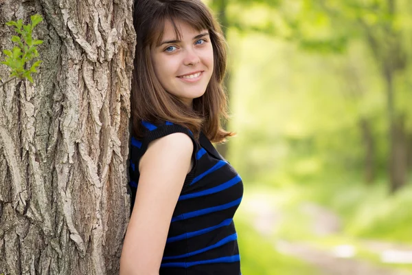 Krásná dívka u stromu na jaře — Stock fotografie
