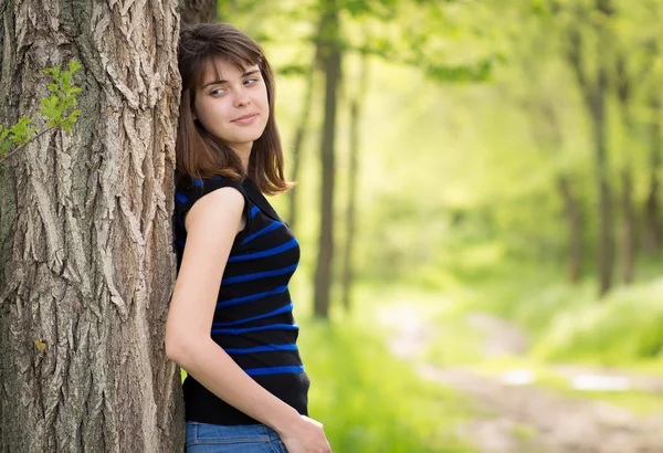 Beautiful girl near a tree in the spring — Stock Photo, Image