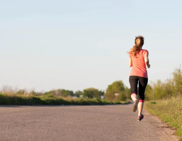 Ragazza è impegnata in jogging — Foto Stock