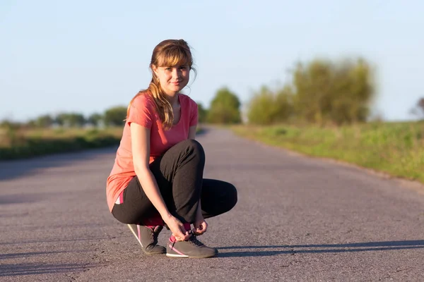 Wiązania sznurowadeł dziewczyna robi joggingu — Zdjęcie stockowe