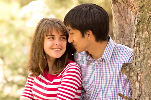 Man and woman talking in nature — Stock Photo, Image