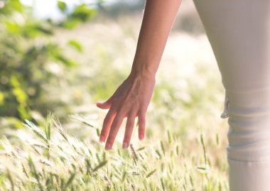 Kız yardım alan kulaklarında üzerinde yol açar