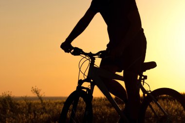 bir bisiklet alanında genç çocuk