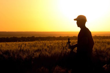 bir bisiklet alanında genç çocuk