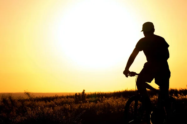 年轻男孩骑上自行车领域 — 图库照片