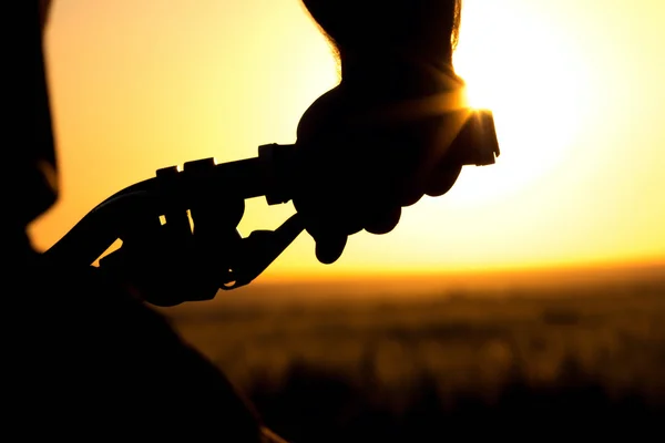 Silhouet van een fiets wiel in het veld — Stockfoto