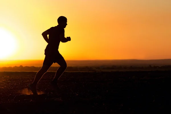 Un jeune homme engagé dans le sport sur la nature — Photo