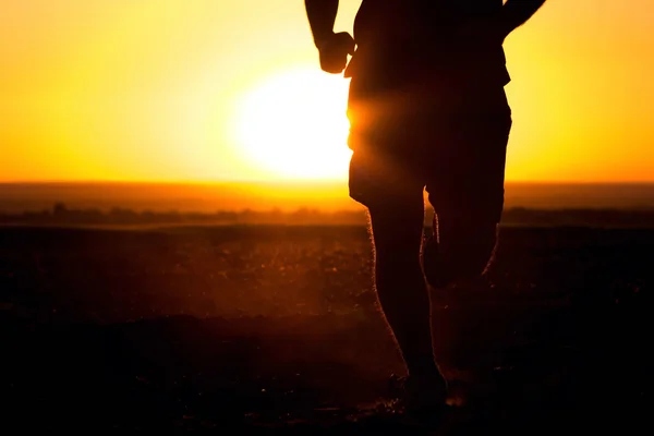 Un giovane che corre sul campo — Foto Stock