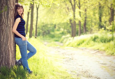 bir ağaç bahar yakınındaki güzel kız