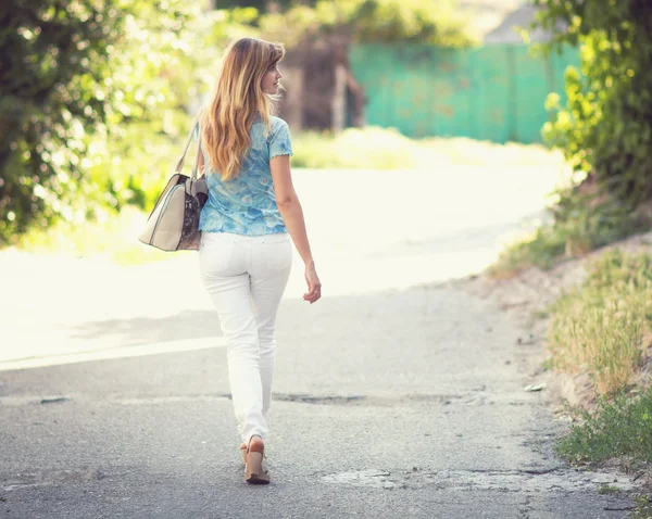 Junges Mädchen geht auf die Straße — Stockfoto