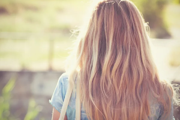 Young girl walking in the summer on the nature — ストック写真