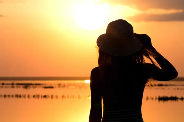 Young girl at sunset on the sea — Stock Photo, Image